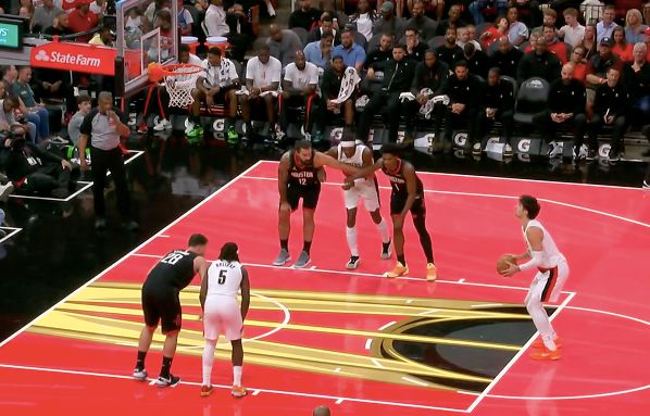 अपनी गेंद पर नियंत्रण वापस पाएँ! अवदिजा ने एक ही क्वार्टर में 5 में से 7 शूटिंग पर 14 अंक बनाए और अंक हासिल करने में टीम का नेतृत्व किया।